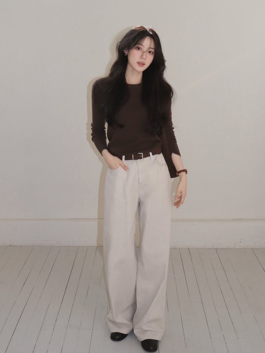 Quần trắng với sắc độ sáng giúp làm nổi bật làn da và tạo hiệu ứng thị giác gọn gàng, thanh thoát. 