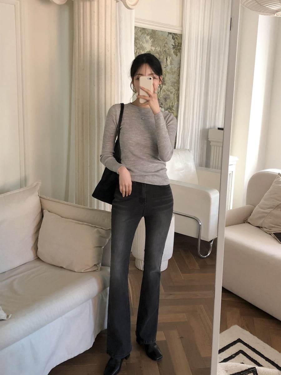 Quần jeans luôn là lựa chọn linh hoạt trong mọi mùa và khi kết hợp với áo mỏng dài tay, hiệu quả thời trang lại càng rõ rệt. 