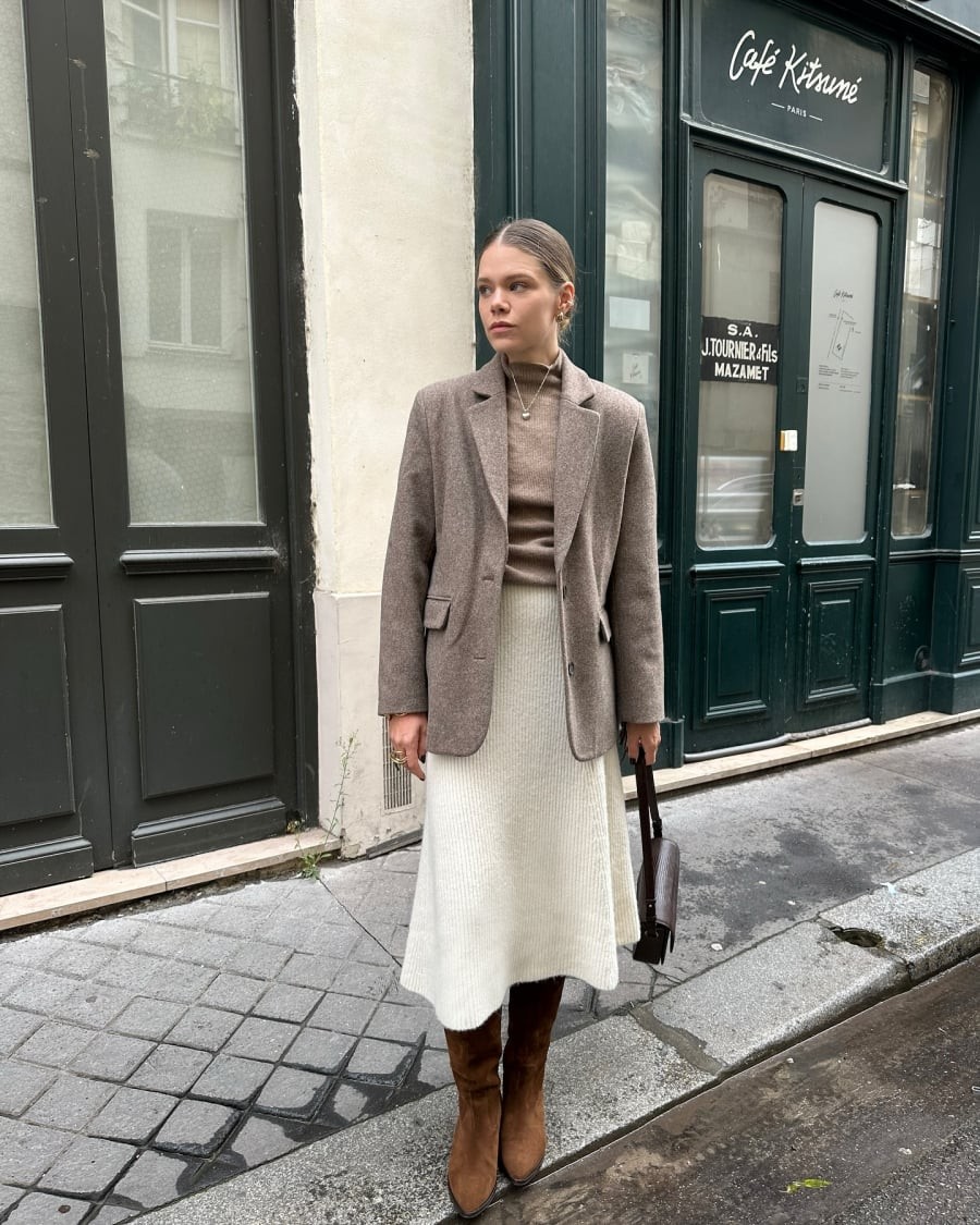 Những gam màu trung tính như be, xám, nâu hay đen xuất hiện thường xuyên vì dễ phối và không lỗi mốt.

