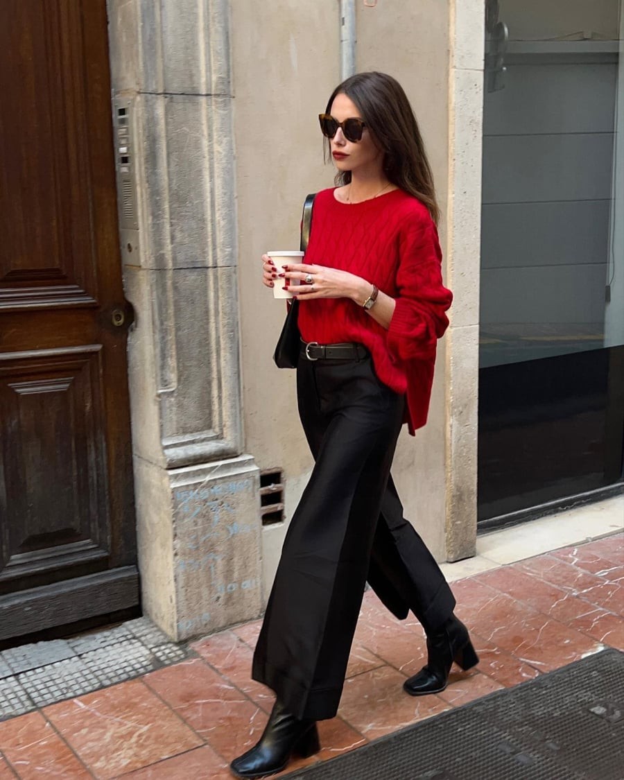 Chất liệu quần mềm, có độ rũ giúp tổng thể trông nhẹ nhàng hơn.