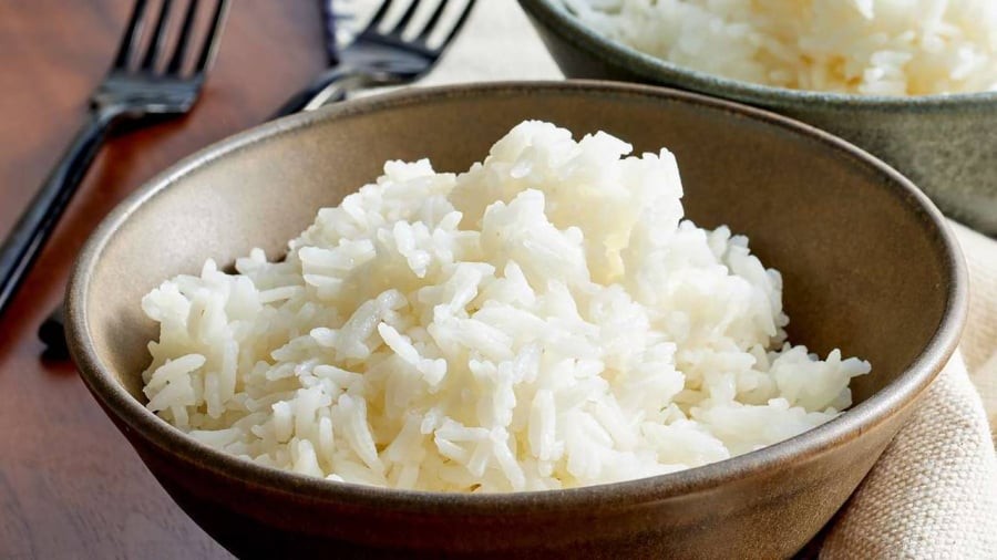 Ăn cơm trắng đúng cách sẽ giúp đường huyết không tăng vọt sau khi ăn.