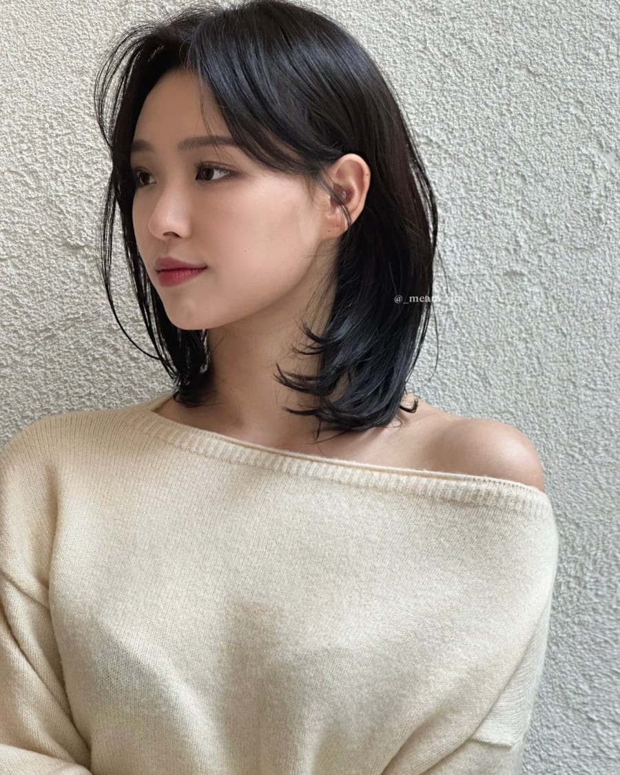 Các lớp tóc rõ ràng giúp nâng phần đỉnh đầu, tạo độ phồng tự nhiên ngay cả khi không tạo kiểu cầu kỳ. 