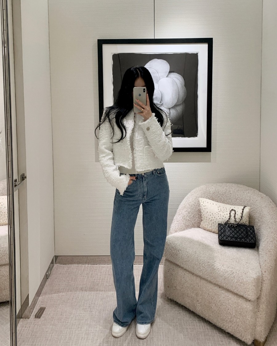 Nếu áo khoác dài mang lại vẻ trưởng thành thì áo khoác dáng ngắn lại tạo cảm giác trẻ trung, gọn gàng hơn.