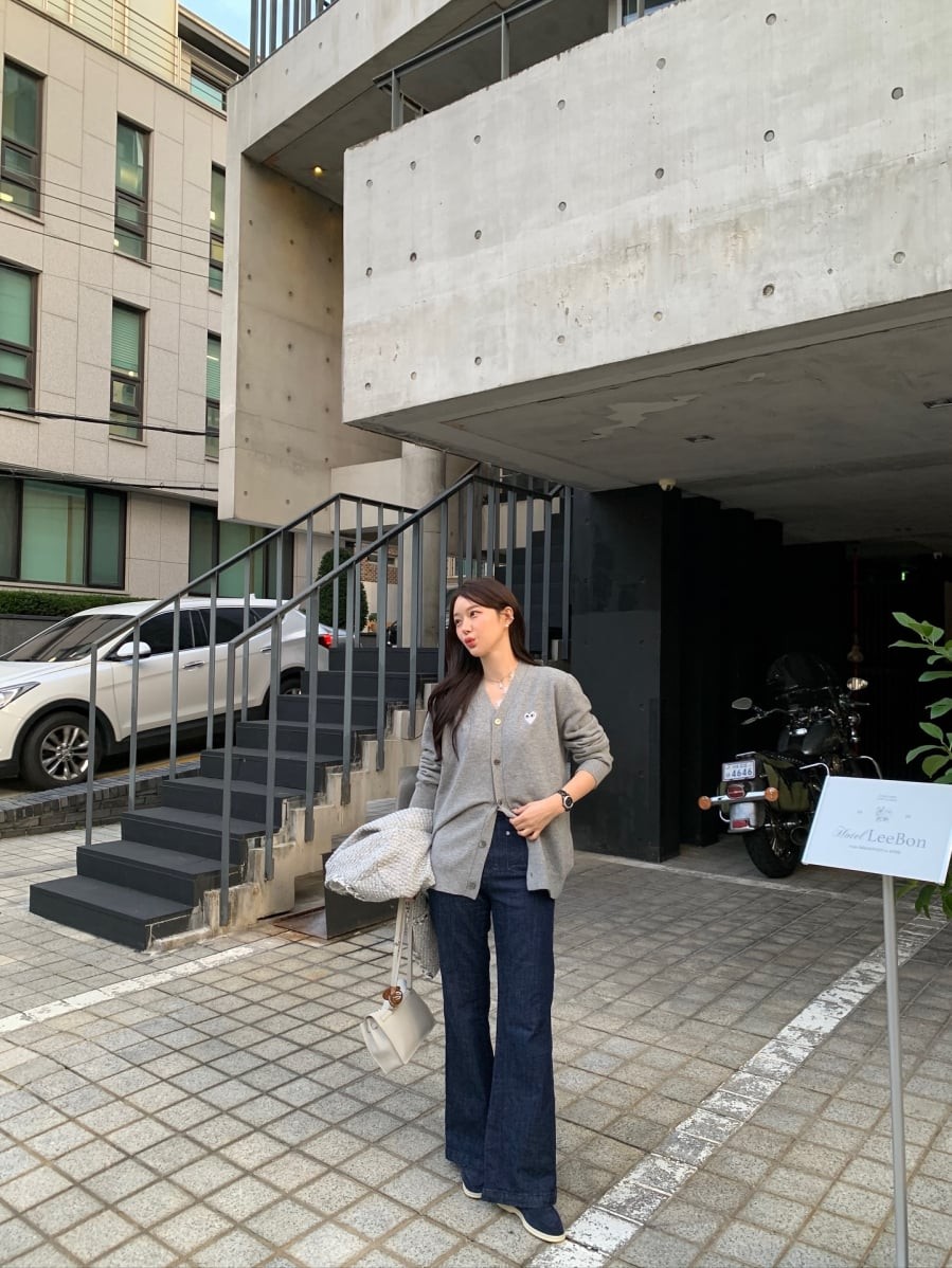 Sự kết hợp giữa áo len và quần jeans là minh chứng cho một công thức thời trang đơn giản nhưng bền vững theo thời gian.