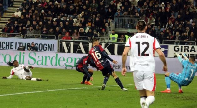 Leao tỏa sáng đúng lúc mang về chiến thắng cho Milan.