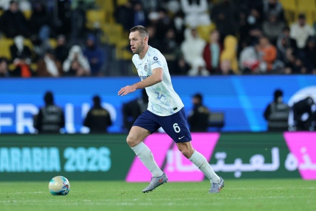 Stefan de Vrij là phương án hoàn hảo cho Barca.