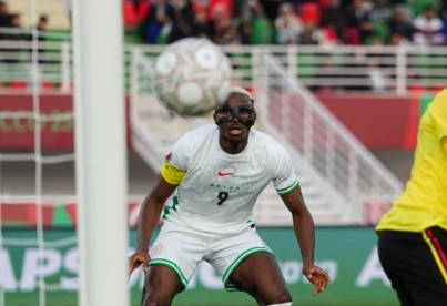 Victor Osimhen cùng với Ademola Lookman và Samuel Chukwueze tạo thành tam tấu trên hàng công Nigeria.