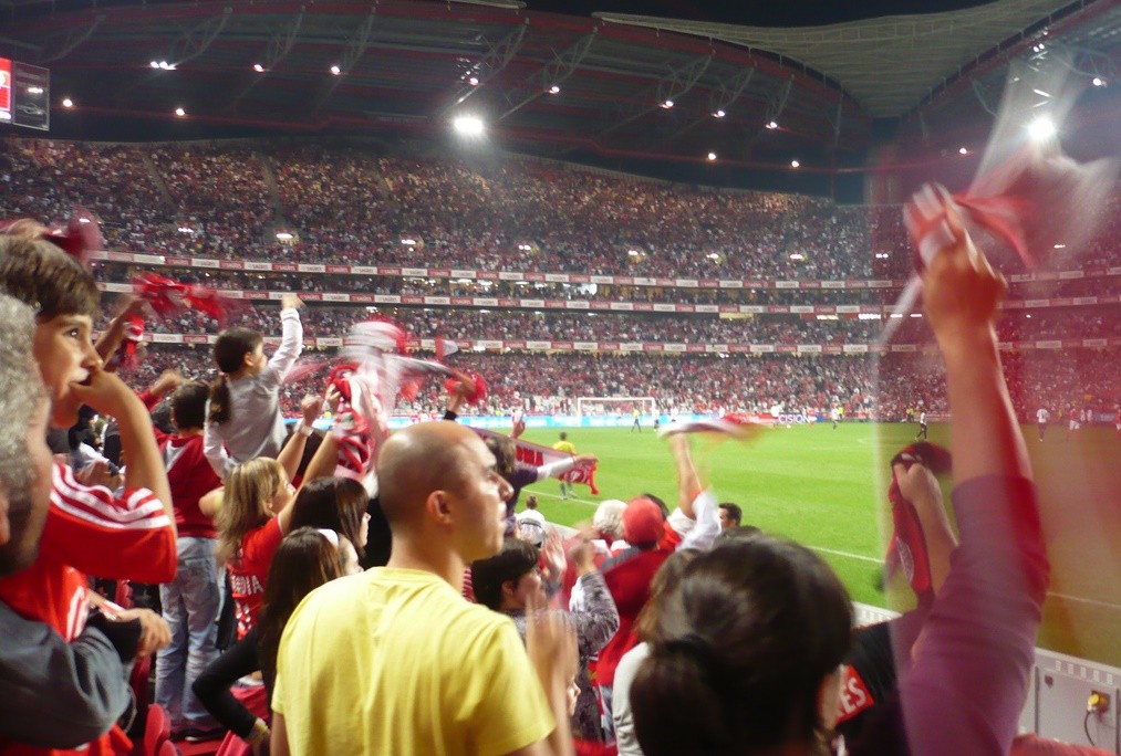 Fan Benfica ăn mừng bàn thắng ở Estadio da Luz (2009).