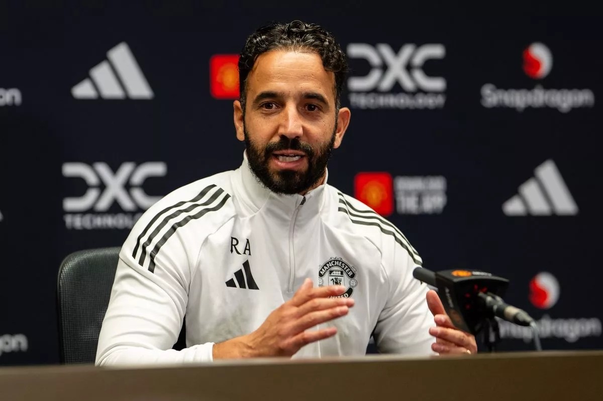 HLV Ruben Amorim kêu gọi cầu thủ Man United giành 3 điểm trên sân Elland Road.