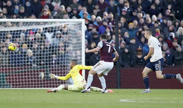 McGinn lập cú đúp khi Victor mắc sai lầm