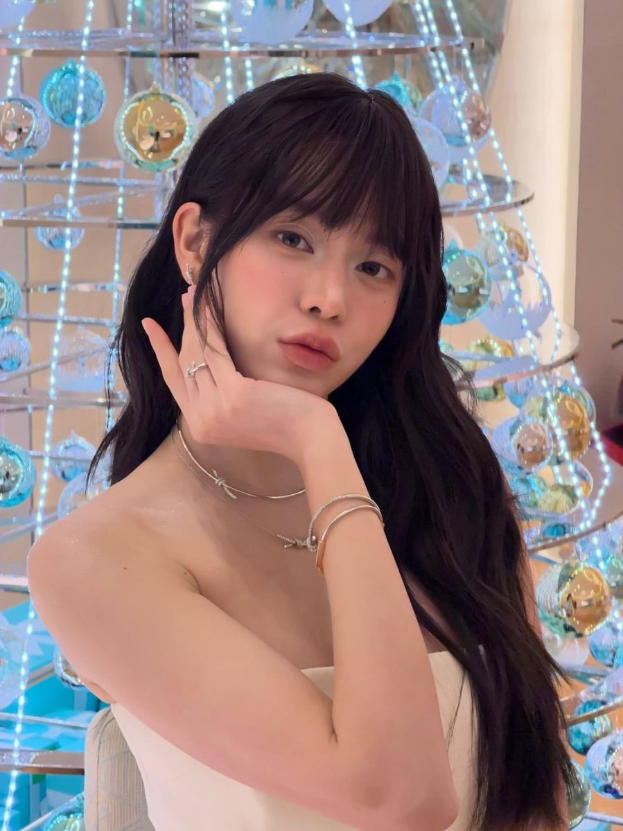 Đáng chú ý, Thanh Thủy không chỉ dừng lại ở mái thưa mà còn mạnh dạn thử nghiệm kiểu mái bằng dày.