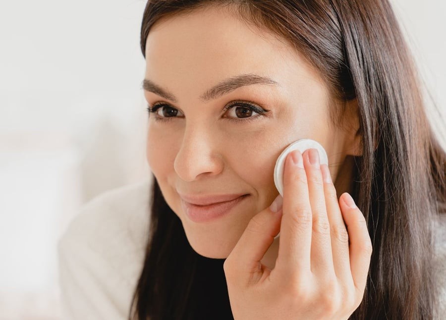 Tẩy tế bào chết đóng vai trò quan trọng trong việc loại bỏ lớp da già cỗi, giúp da sáng và mịn hơn