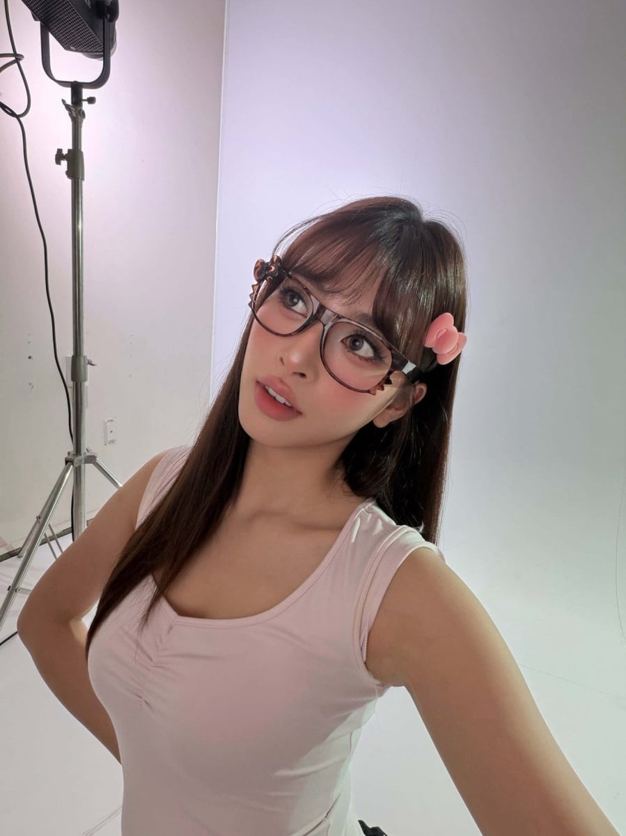 Việc cắt tóc mái thưa giúp cô mang đến diện mạo hoàn toàn khác biệt, nhẹ nhàng và hồn nhiên hơn.