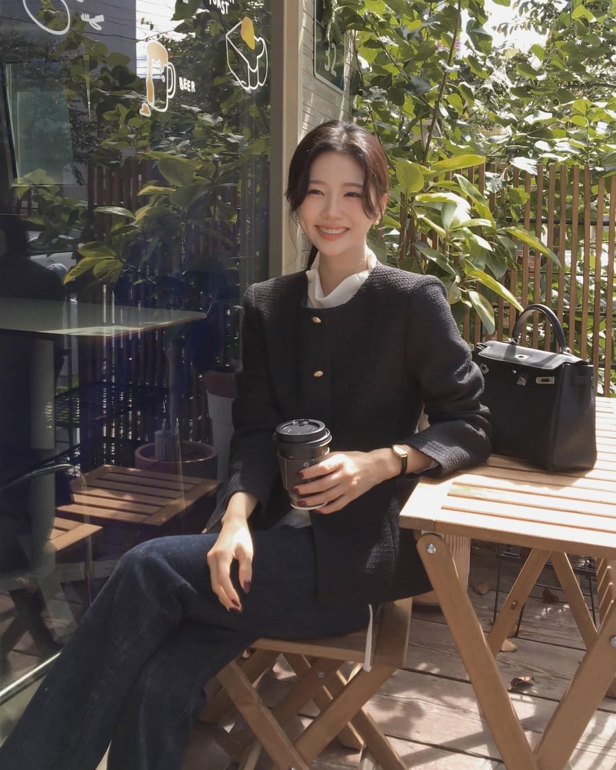 Không cầu kỳ ở chi tiết ve áo, áo dạ cổ tròn chinh phục người mặc bằng sự tối giản và nhẹ nhàng. 