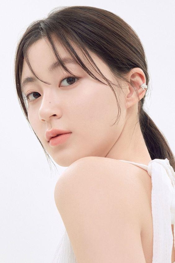 Mật ong từ lâu đã được đánh giá cao trong lĩnh vực chăm sóc da nhờ đặc tính dưỡng ẩm tự nhiên.