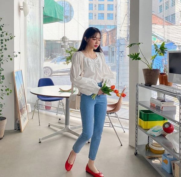 Áo sơ mi đi kèm không cần quá cầu kỳ, những thiết kế tối giản, có điểm nhấn nhẹ ở tay áo, cổ áo hoặc phom dáng là đủ để mang lại vẻ nữ tín