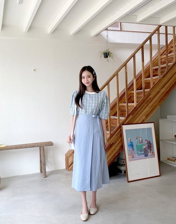 Sự kết hợp giữa áo thun hoặc áo sơ mi cùng chân váy midi là lựa chọn an toàn nhưng không hề nhàm chán. 