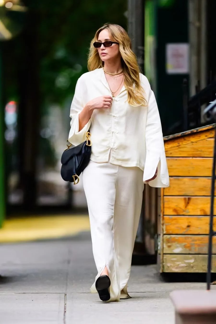 Một trong những công thức được Jennifer Lawrence áp dụng thường xuyên là phối đồ theo bảng màu sáng như trắng, kem và be.