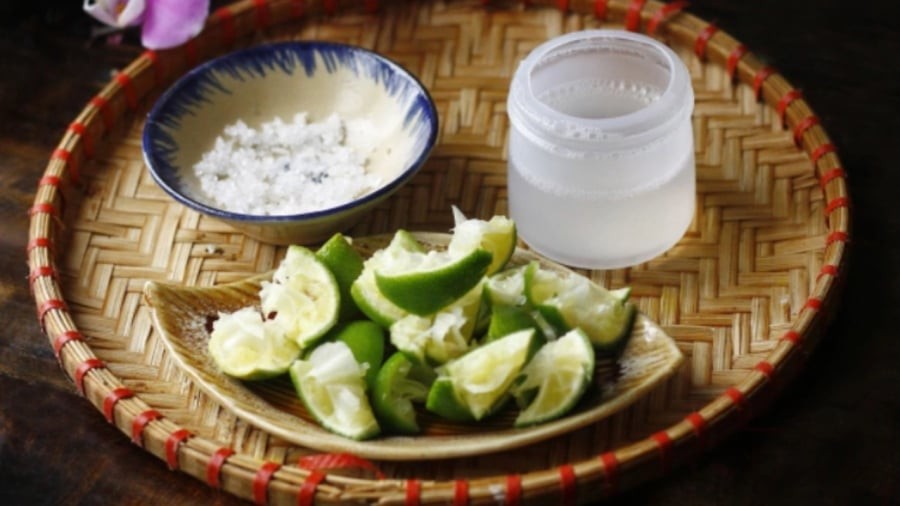 Bạn có thể tận dụng vỏ chanh để làm nước rửa bát.