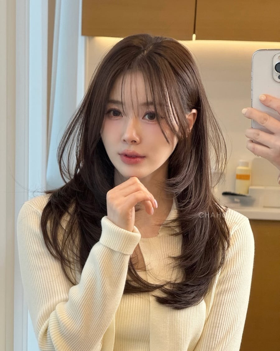 Tóc layer mái thưa đặc biệt phù hợp với những người có trán cao hoặc khuôn mặt dài, bởi phần mái giúp cân đối lại tỷ lệ gương mặt.