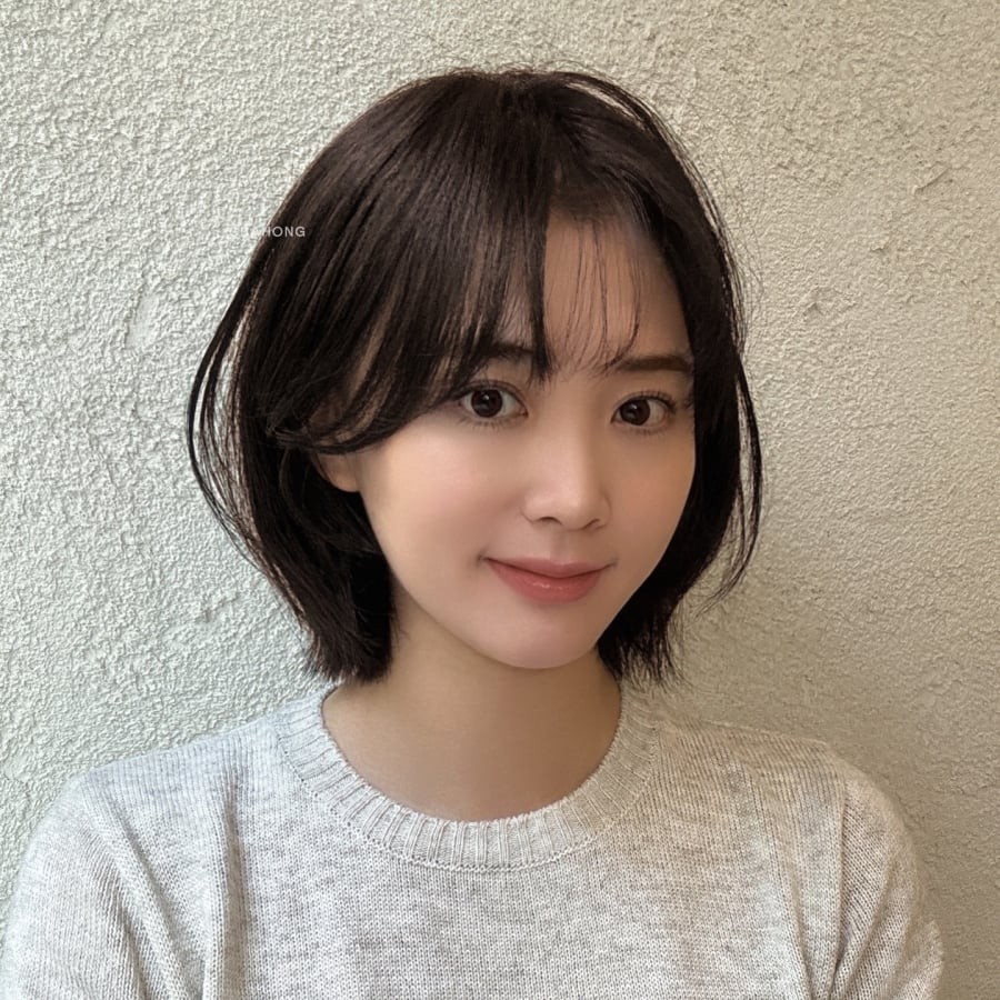 Tóc ngắn layer mang đến hình ảnh năng động, hiện đại nhưng không hề cứng nhắc nhờ kỹ thuật cắt nhiều lớp