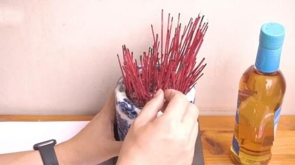 Sau một năm sử dụng, bát hương thường tích tụ nhiều chân nhang, khiến bàn thờ trở nên chật chội.