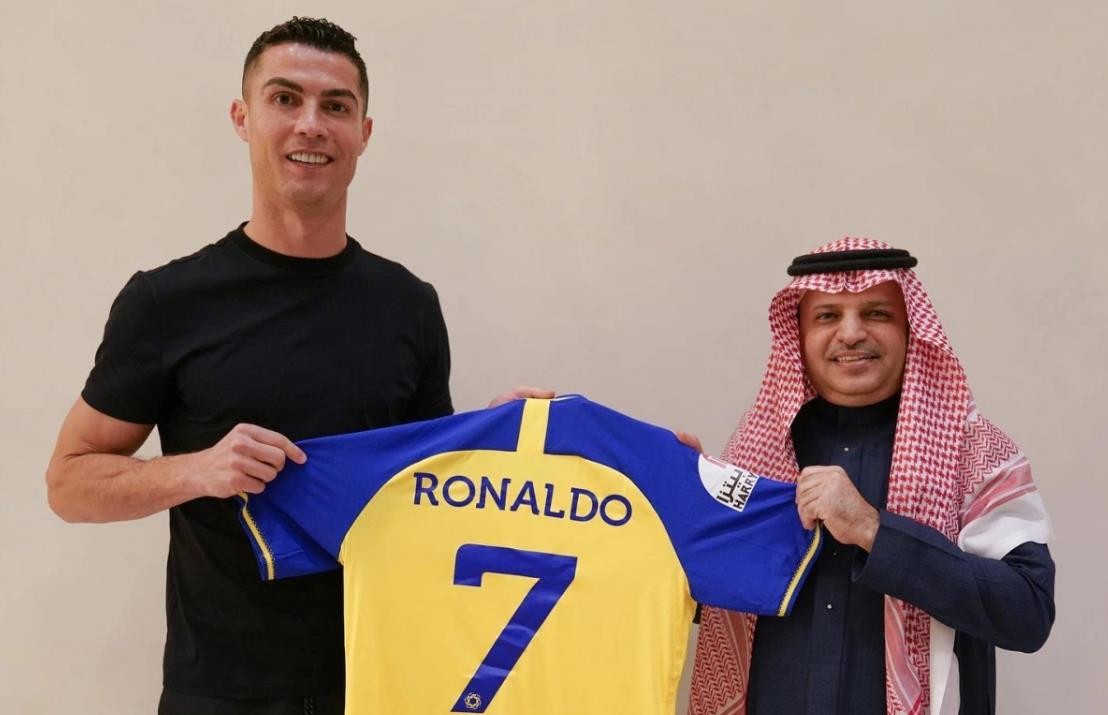 Thương vụ Cristiano Ronaldo gia nhập Al-Nassr gây chấn động làng túc cầu.