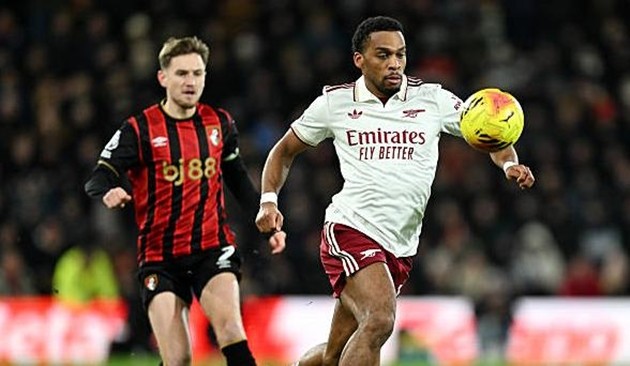 Jurrien Timber - 6.5 điểm Gặp đôi chút khó khăn trong hiệp một khi Bournemouth liên tục khoét sâu vào hành lang cánh phải. Tuy nhiên, pha cản phá xuất sắc ở những giây cuối cùng sau giờ nghỉ của Timber đã ngăn cản Brooks ghi bàn mười mươi.