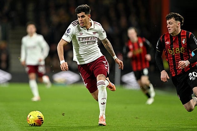 Piero Hincapie - 6.7 điểm Tân binh ở hành lang cánh trái có một vài đường chuyền cẩu thả và bị Semenyo vượt qua khá dễ dàng trong một số tình huống. Hincapie tích cực tham gia hỗ trợ tấn công nhưng hiệu quả mang lại chưa cao bằng người đồng đội Calafiori.