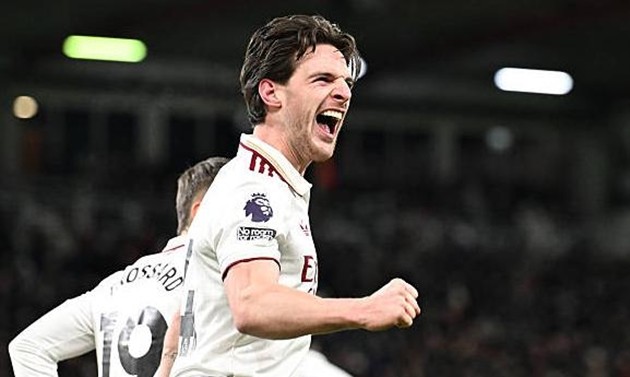 Declan Rice - 8.4 điểm (Cầu thủ xuất sắc nhất trận) Sự trở lại đầy ấn tượng sau chấn thương. Rice tỏa sáng đúng lúc đội bóng cần anh nhất. Một pha dứt điểm hiểm hóc đưa Arsenal vươn lên dẫn trước và sau đó có mặt đúng vị trí để ấn định tỷ số 3-1. Một màn trình diễn đẳng cấp của ngôi sao người Anh.