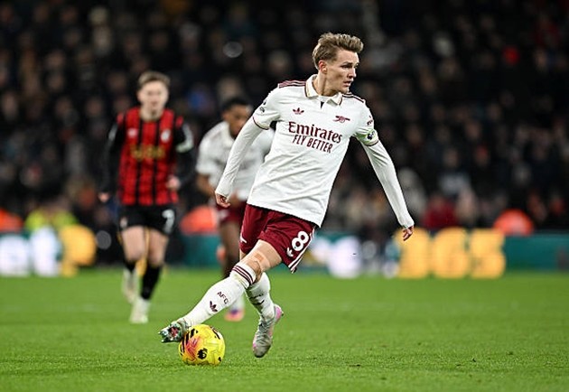 Martin Odegaard - 7.3 điểm Trận thứ ba liên tiếp đội trưởng Arsenal có pha kiến tạo. Đường chuyền xé toang hàng thủ đối phương cho Saka băng xuống (trước khi bóng đến chân Rice) là điểm nhấn. Odegaard cũng rất tích cực pressing khi không có bóng, tiếp tục là nhạc trưởng dẫn dắt lối chơi.