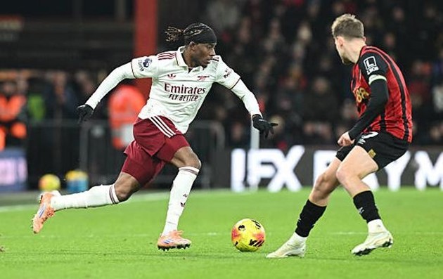 Noni Madueke - 6.9 điểm Một màn trình diễn pha trộn giữa những khoảnh khắc lóe sáng và sự mờ nhạt. Ban đầu Madueke chơi ấn tượng với những pha chạy chỗ tích cực dẫn đến bàn gỡ hòa, nhưng sau đó anh dần mất hút. Khả năng hỗ trợ phòng ngự của cầu thủ này cũng cần được cải thiện.