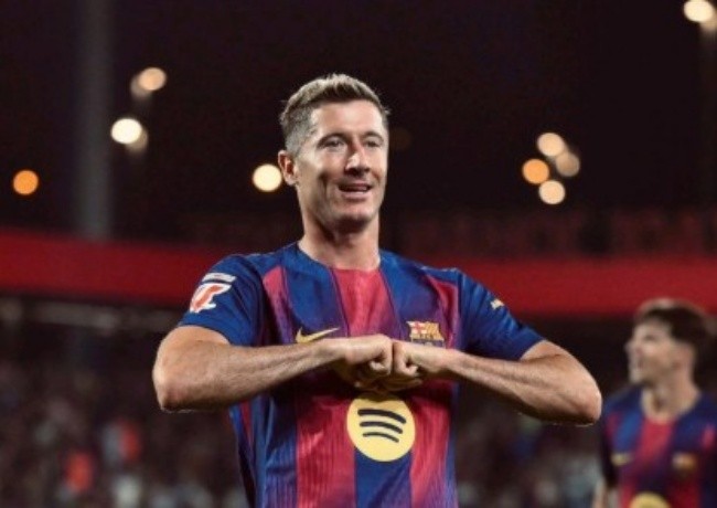 Tiền đạo người Ba Lan ghi bàn thứ 2 cho Barcelona.