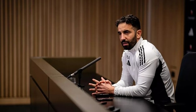 Ruben Amorim đang khá đơn độc.