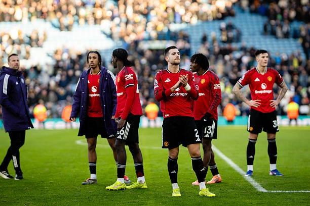 Man Utd gặp vấn đề ở cả hai mặt trận.