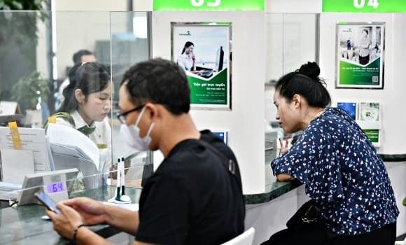 Theo quy định tại Thông tư 17 của Ngân hàng Nhà nước, kể từ ngày 1/1/2026, các ngân hàng sẽ chính thức dừng cung cấp dịch vụ thanh toán và rút tiền trên mọi kênh đối với khách hàng là công dân Việt Nam vẫn sử dụng hộ chiếu làm giấy tờ tùy thân trong hồ sơ tài khoản.

