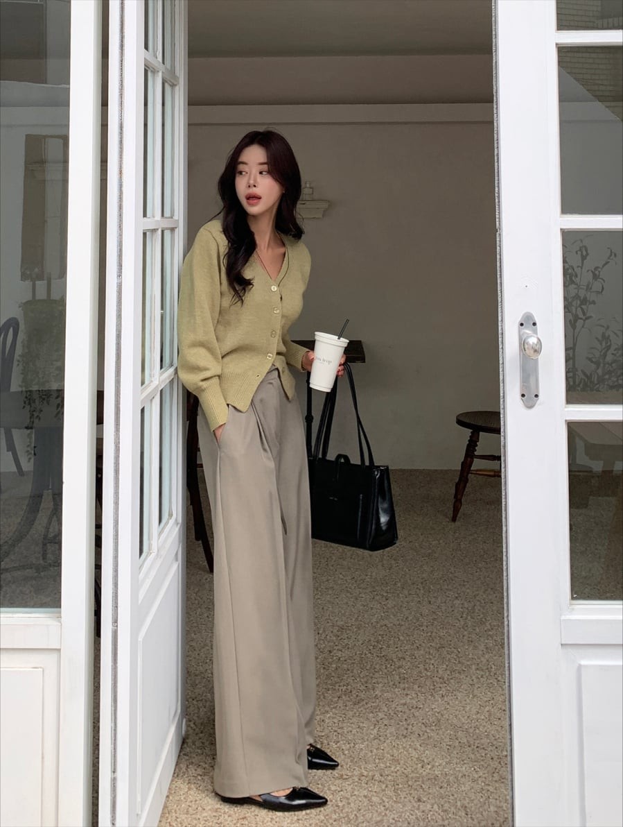 Sự kết hợp giữa áo len và quần âu luôn mang lại cảm giác chỉn chu, phù hợp với những ai theo đuổi phong cách thanh lịch hiện đại. 