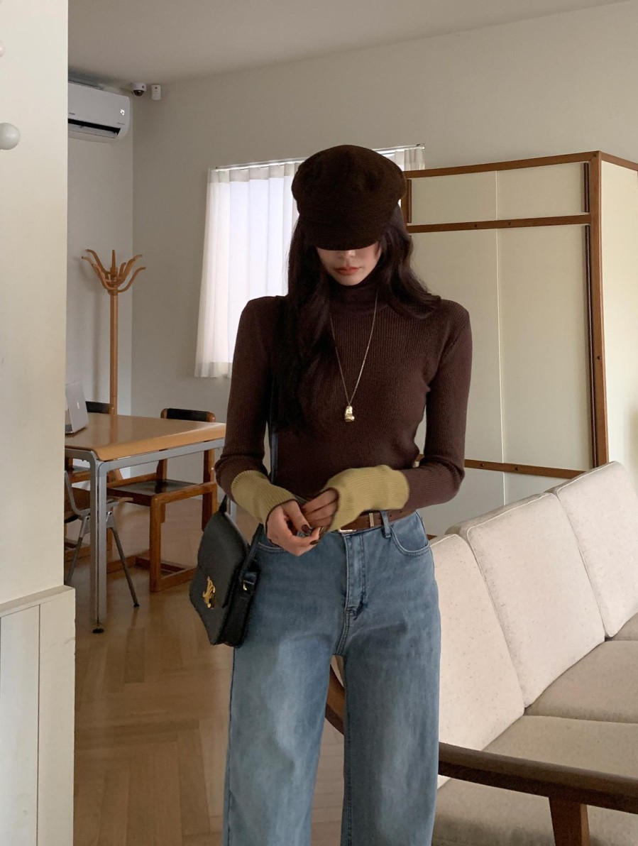 Khi kết hợp cùng quần ống rộng, tổng thể trang phục đạt được sự cân bằng giữa nét mềm mại và phom dáng phóng khoáng. 