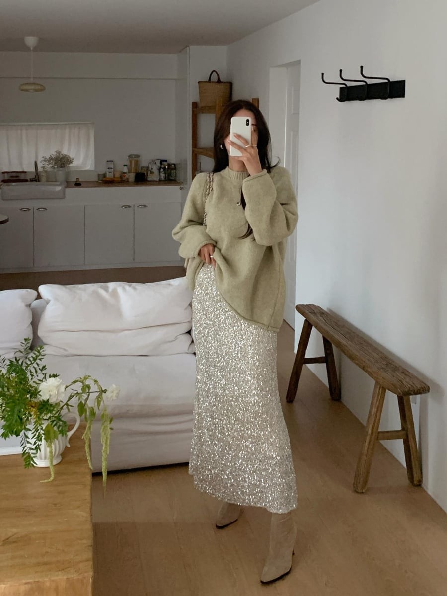 Chân váy suông kết hợp cùng áo len mang đến vẻ ngoài nữ tính nhưng vẫn giữ được sự tối giản cần thiết.