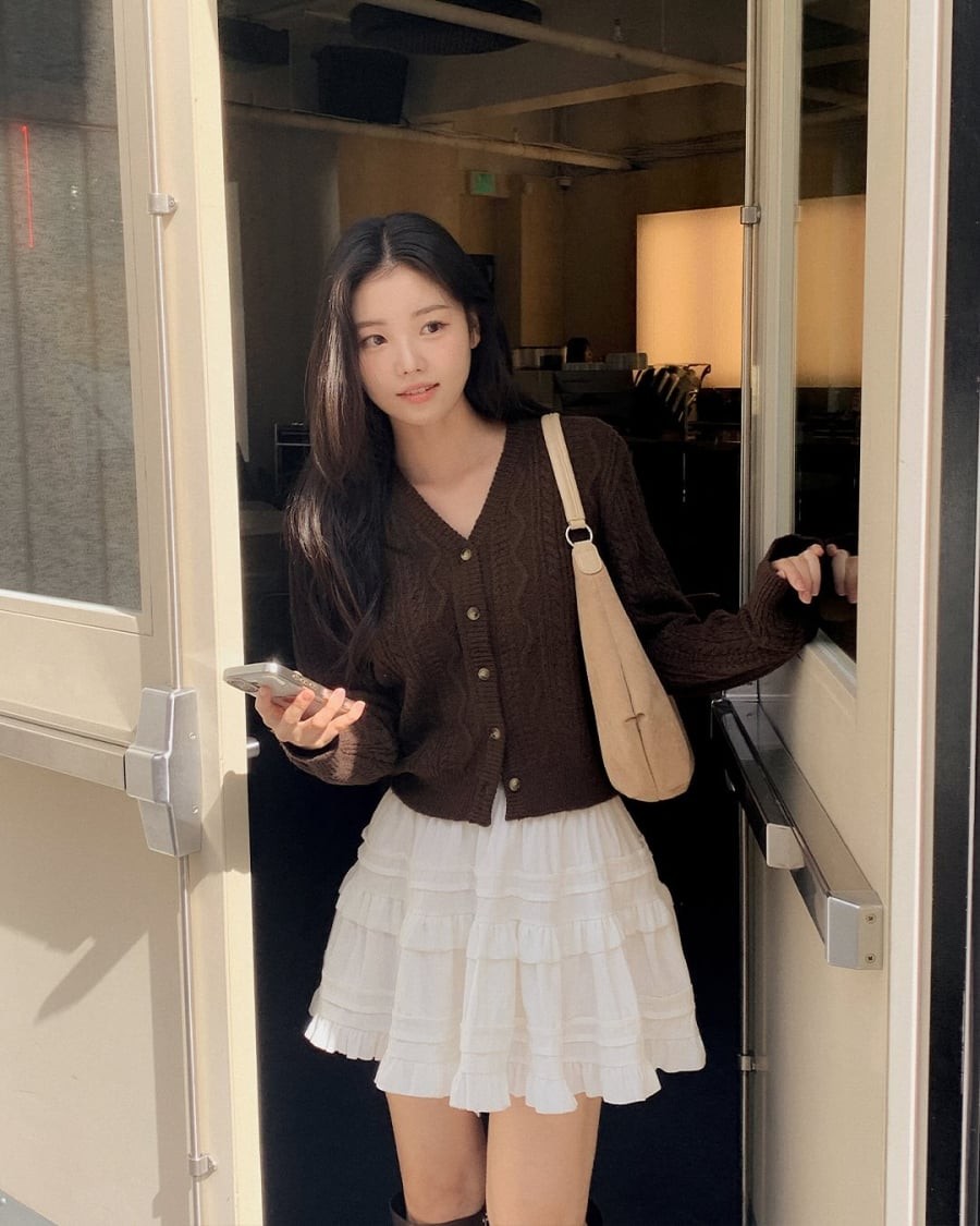 Những mẫu cardigan dáng ngắn hoặc dáng vừa sẽ giúp tỷ lệ cơ thể cân đối, đặc biệt khi đi cùng chân váy ngắn. 