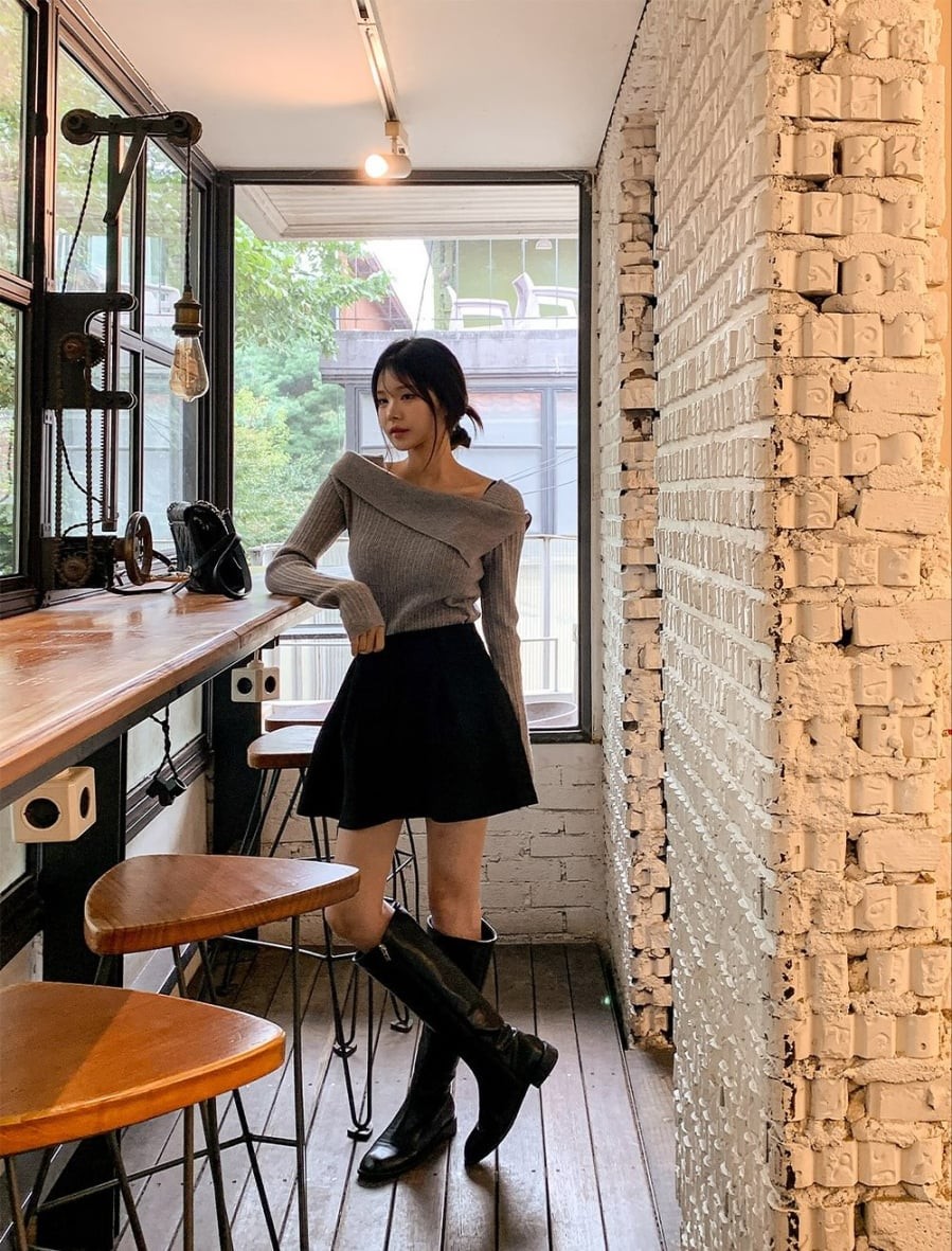 Để tránh cảm giác rườm rà, bạn nên tiết chế bằng cách chọn chân váy thiết kế đơn giản, màu sắc trung tính hoặc họa tiết nhẹ.
