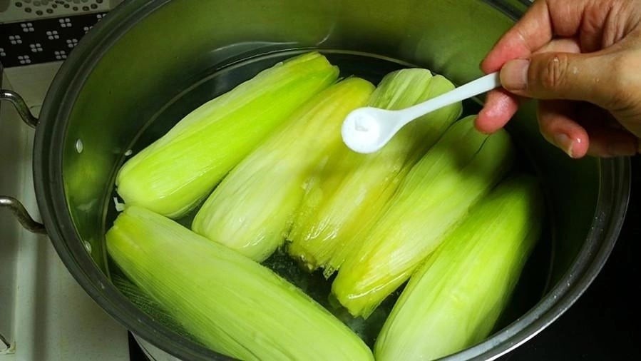 Thực tế, chỉ cần thay đổi một chút trong cách luộc, đặc biệt là đừng bóc sạch vỏ và thêm đúng một nguyên liệu đơn giản, bạn sẽ có nồi ngô ngọt dẻo, thơm tự nhiên, ăn một lần là nhớ mãi.