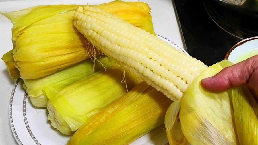 Cách này giúp hạt ngô chín kỹ từ trong ra ngoài, dẻo mềm mà không bị nát.