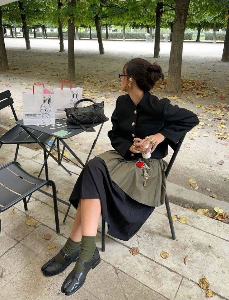  Không chỉ mang lại cảm giác thoải mái khi di chuyển, kiểu giày này còn giúp người mang thể hiện cá tính mạnh mẽ và tinh thần thời trang tiên phong