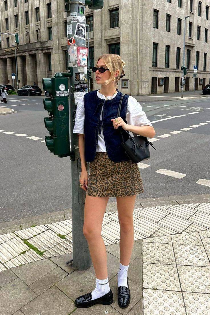 Thiết kế tối giản, không dây cùng phần đế thấp giúp loafers mang lại cảm giác thoải mái nhưng vẫn đảm bảo vẻ ngoài chỉn chu, thanh lịch.