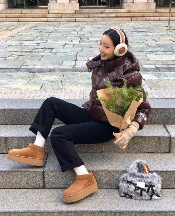 Thiết kế lót lông ấm áp bên trong kết hợp cùng lớp da mềm bên ngoài giúp đôi chân luôn dễ chịu trong thời tiết giá lạnh.