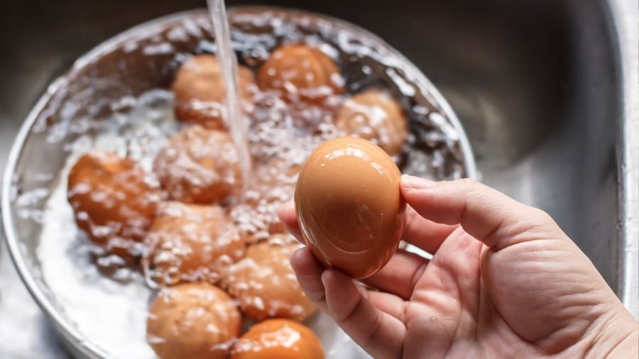 Rửa trứng trước khi bảo quản trong tủ lạnh có thể làm mất lớp bảo vệ tự nhiên bên ngoài vỏ trứng.