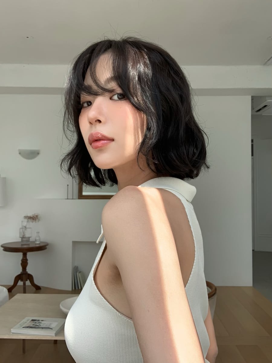 Tóc ngắn uốn mang đến vẻ đẹp nhẹ nhàng, lãng mạn và có tính ứng dụng cao. 
