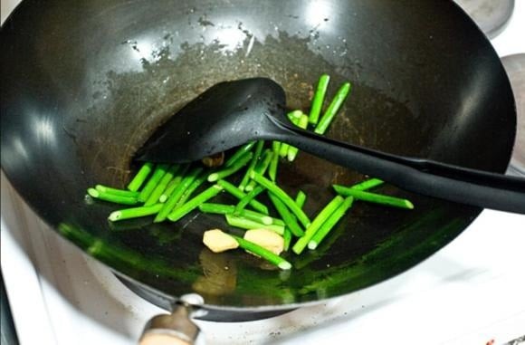 Khi mô phỏng việc sử dụng dụng cụ kim loại, miếng cọ rửa hay kẹp inox trên 6 mẫu nồi, chảo chống dính – cả mới lẫn đã qua sử dụng – nhóm nghiên cứu phát hiện lớp phủ Teflon bị xước có thể phát tán lượng hạt vi nhựa rất lớn.

