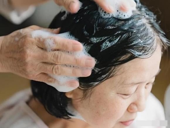 Vào mùa đông, nhiệt độ môi trường giảm sâu khiến các mạch máu trong cơ thể có xu hướng co lại để hạn chế mất nhiệt. 